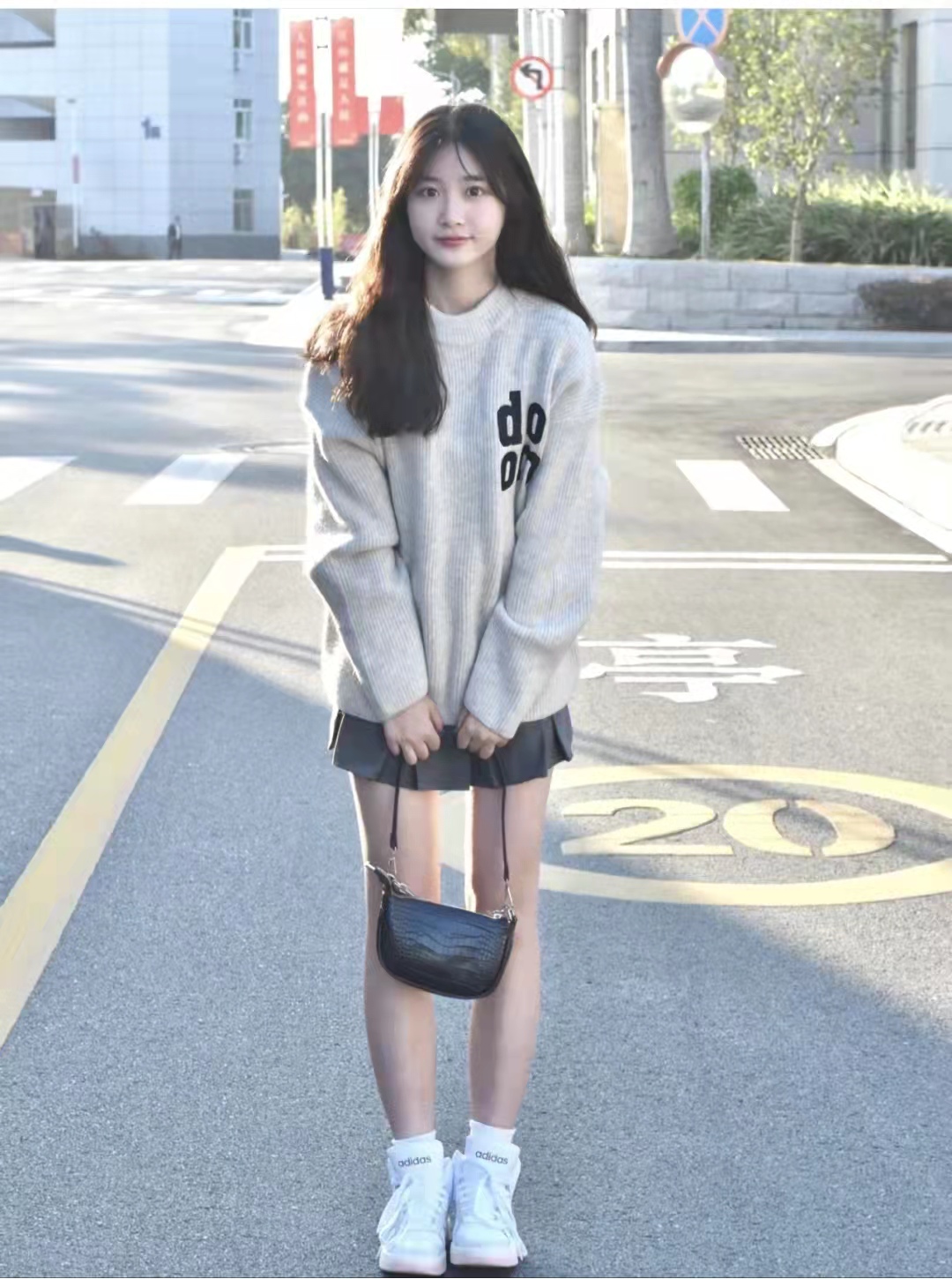 黑色卫衣和灰色百褶短裙搭配图片,灰色百褶裙搭配什么上衣好看