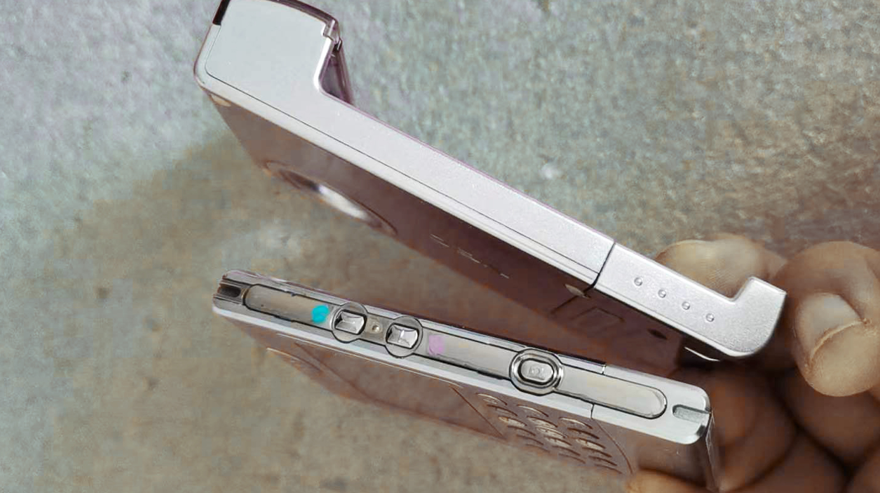 全金属机身带背夹电池，体验一款旧功能手机，这些设计很有前瞻性