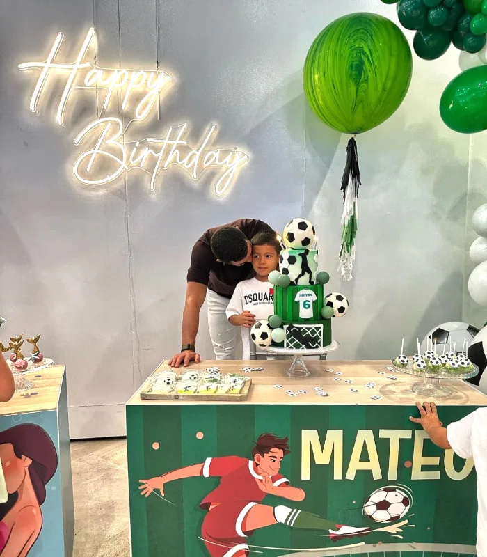 c罗和乔治娜同晒甜蜜合照,乔治娜发文为c罗庆生一生挚爱