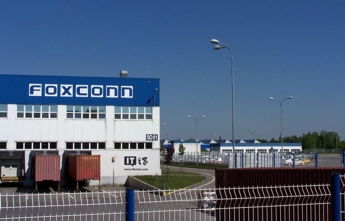 20岁小伙在工厂流水线,小伙在工厂上夜班坚持七年