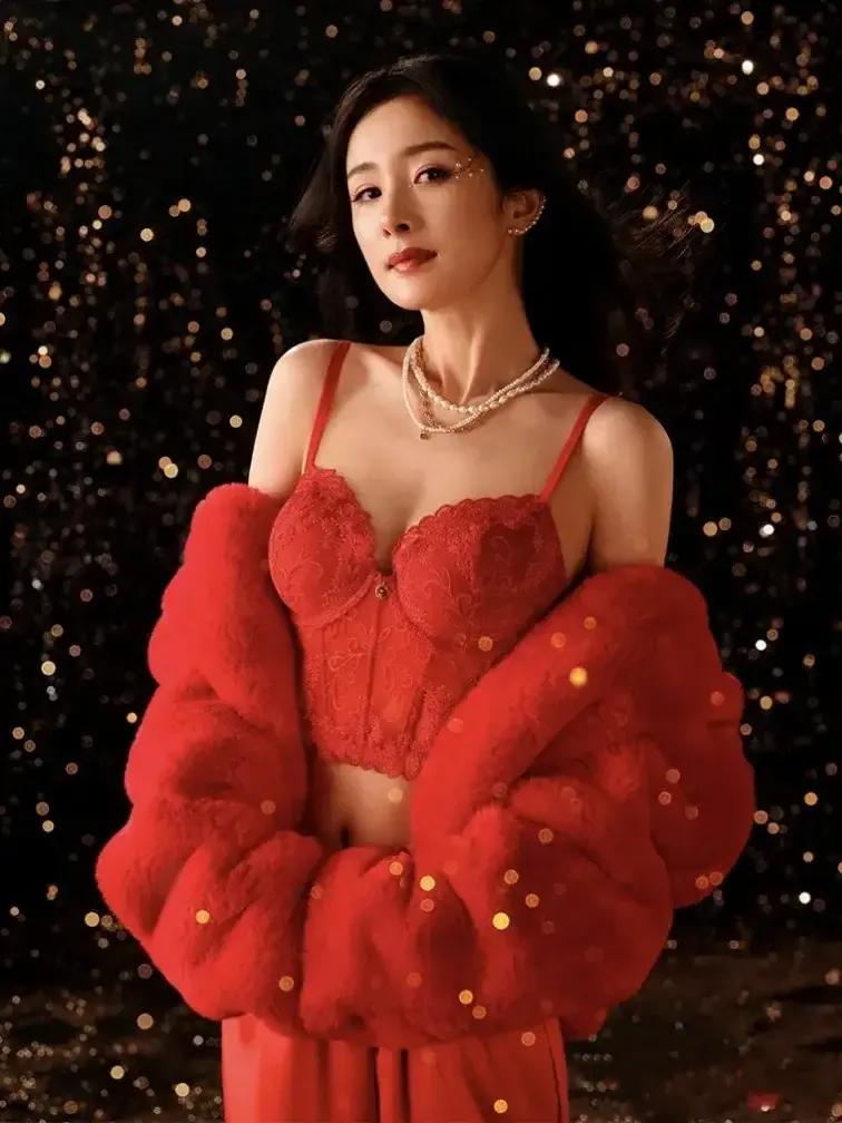 杨幂性感女神内衣秀惊艳照片，离婚后大幂幂放飞自我了！