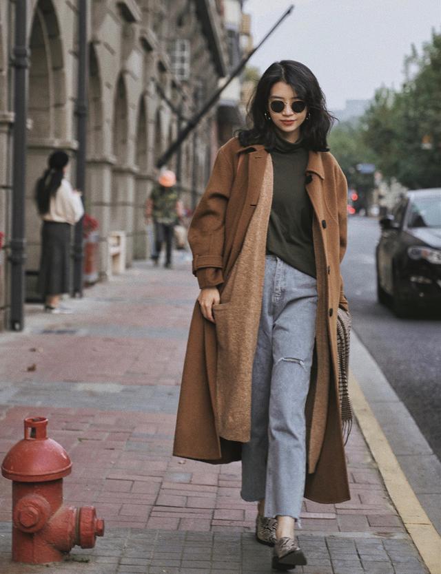 穿牛仔裤该怎么样搭配鞋,冬季不露腿日常牛仔裤穿搭推荐