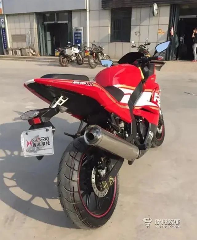 七年前的国产摩托车，连牌照架都不会好好做