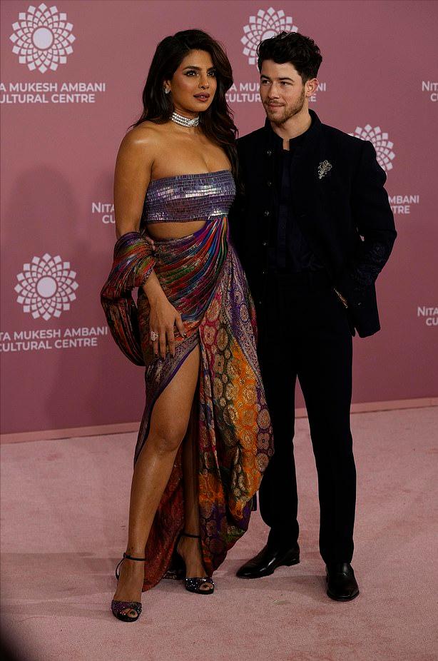 印度明星走红毯高定礼服,印度国宝级巨星穿传统纱丽亮相