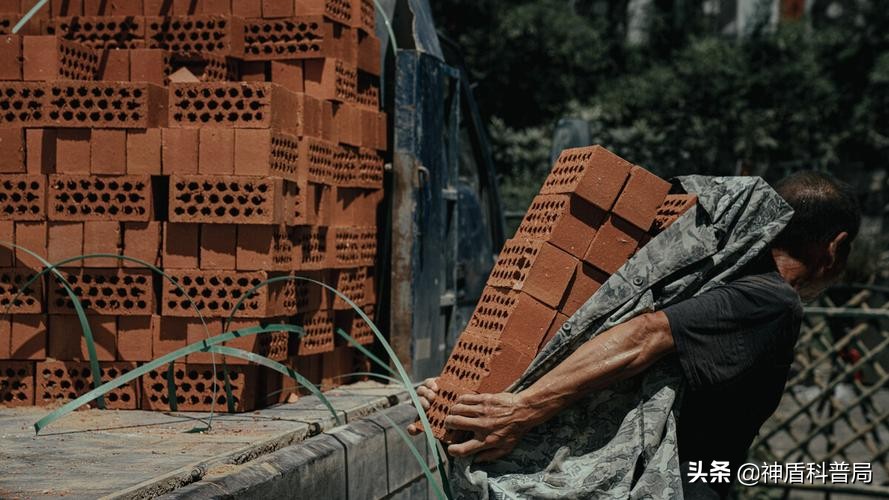 美国大叔发明搬砖神器,90后小伙发明搬砖神器