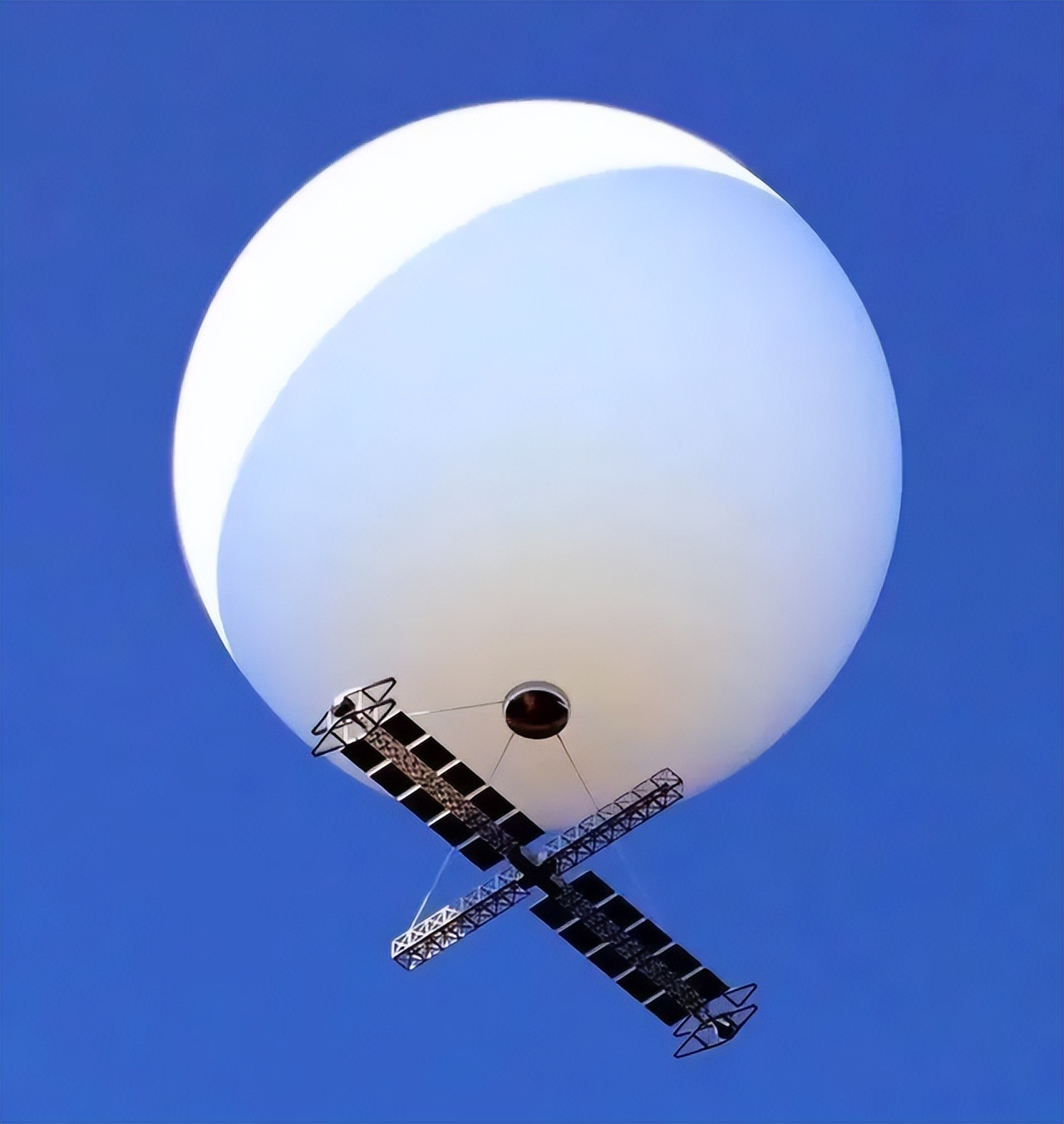 穷凶极恶！美借“气球”事件大做文章，科默妖言惑众掀*华反**浪潮