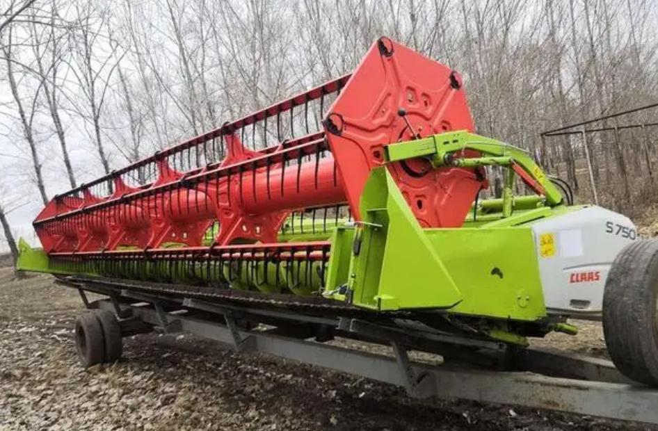 格拉斯大型联合收割机收割视频,大型克拉斯收割机工作视频