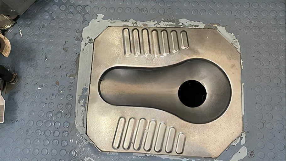 火车的厕所是坐便吗,火车上的厕所不是马桶能大便吗