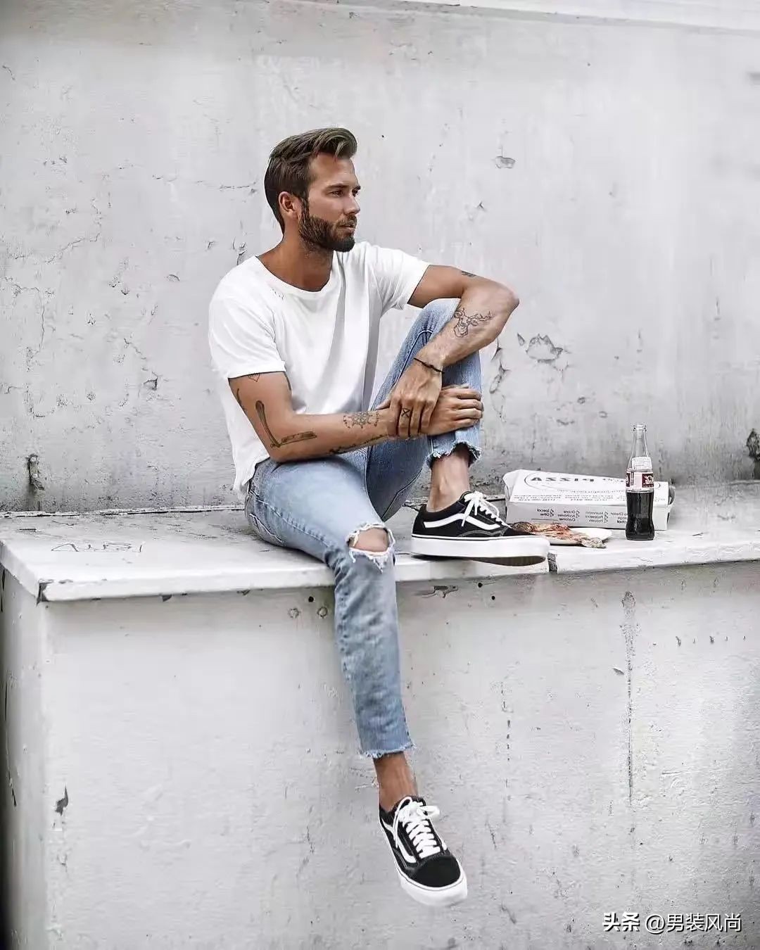 男士黑色t恤搭配什么颜色牛仔裤,男士白色t恤配什么颜色牛仔裤