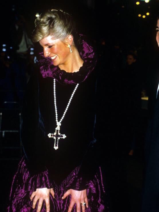 戴安娜天鹅湖项链套装拍卖 (戴安娜为什么要卖掉20件王室礼服)