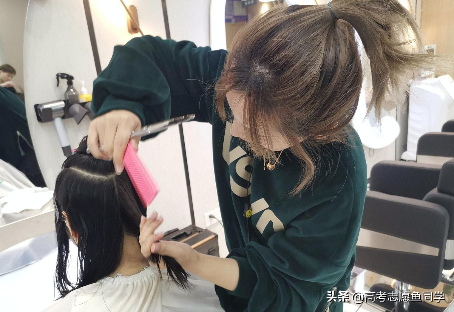 女孩子适合学的技术初中没毕业,适合女孩子学的技能且工资高