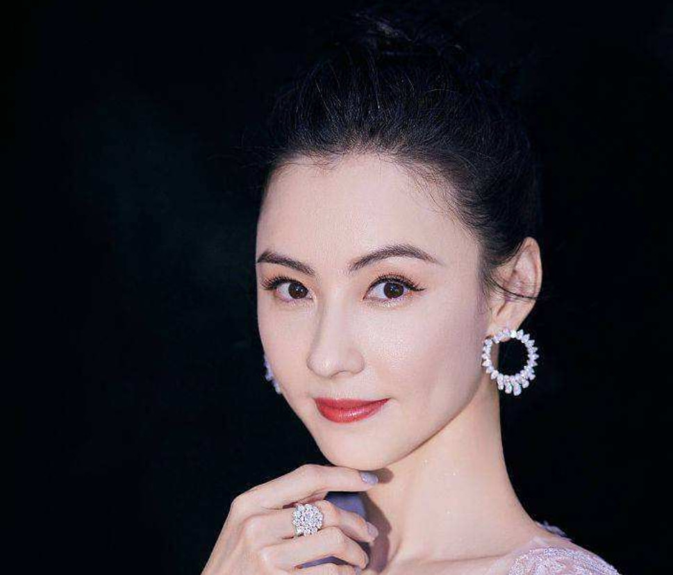 喝利尿剂，洗肠瘦小腹，整骨十次，女明星为了变美简直不要太狠