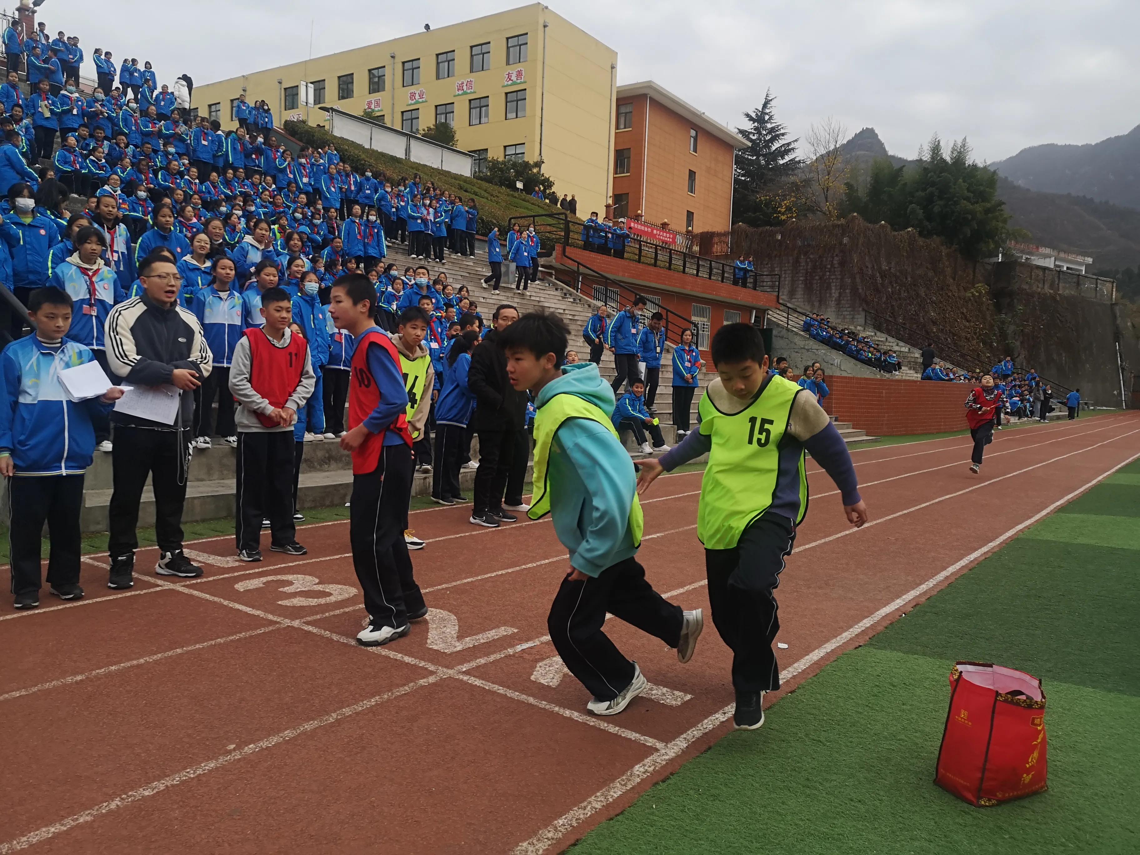 激烈的全班跑步比赛作文400字,激烈的接力比赛400字