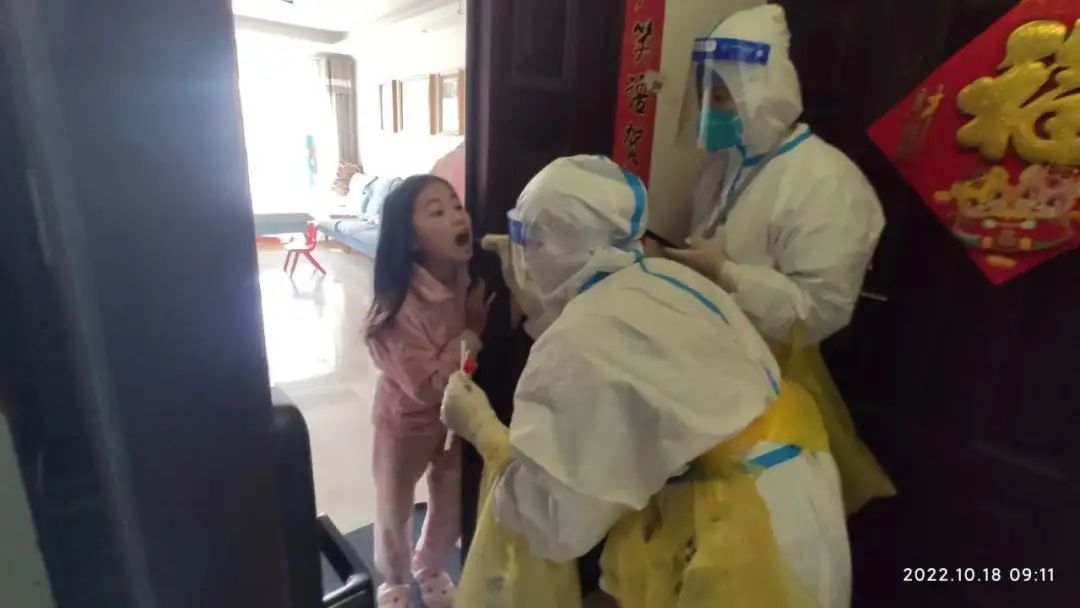 凌晨四点坚守抗疫一线,凌晨四点下班的医护人员