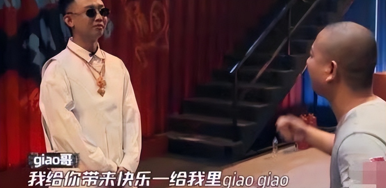 网红giao哥回应酒吧演出被打,网红giao哥现身酒吧捞金十分钟