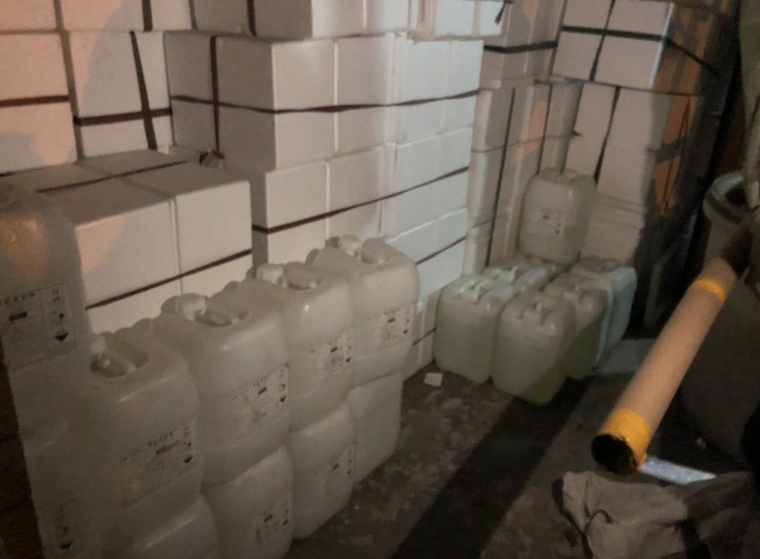 为了找证据，他从国外买水果做实验……