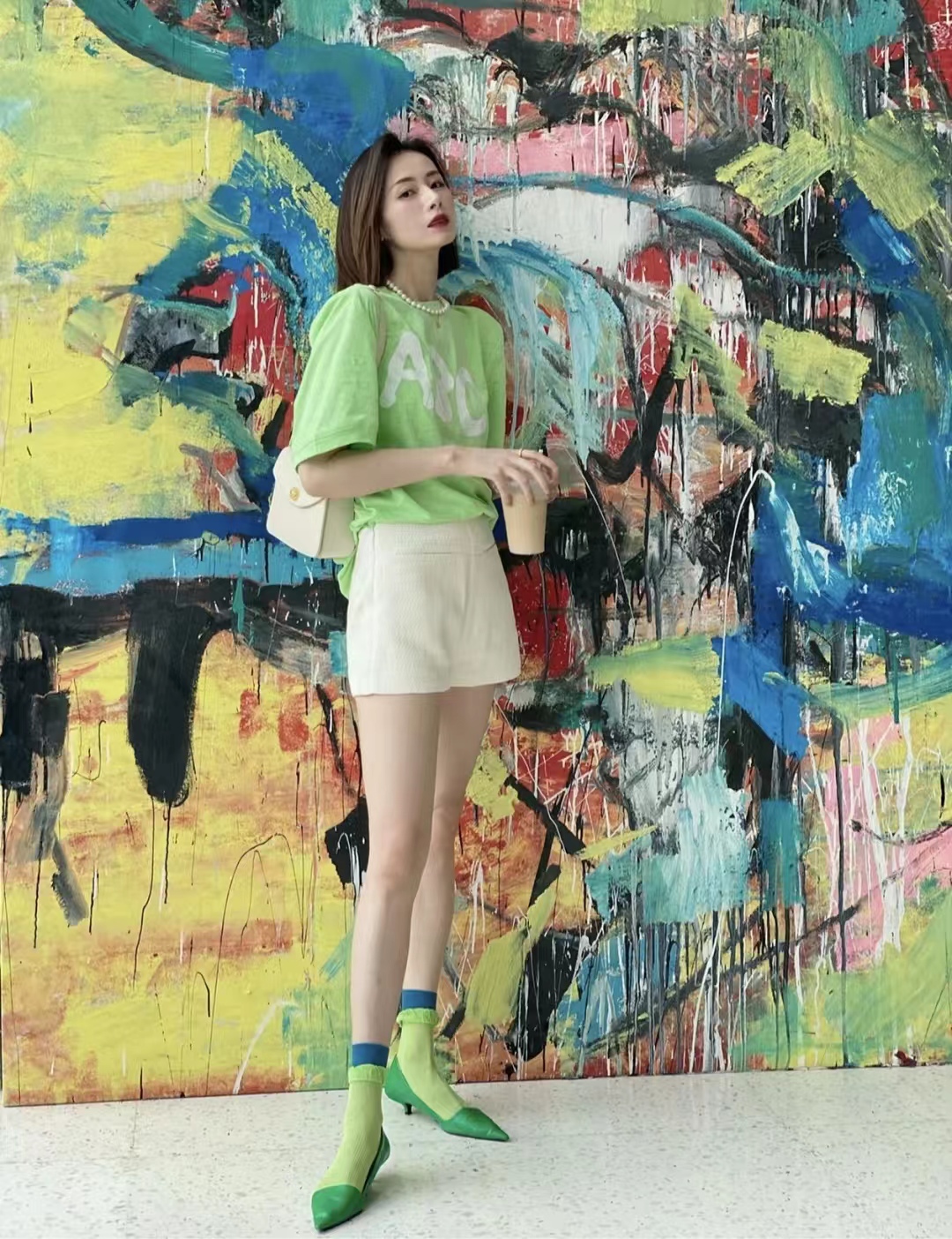 白短裤子怎么搭配衣服和鞋子图片,条纹白色短裤配什么上衣男士