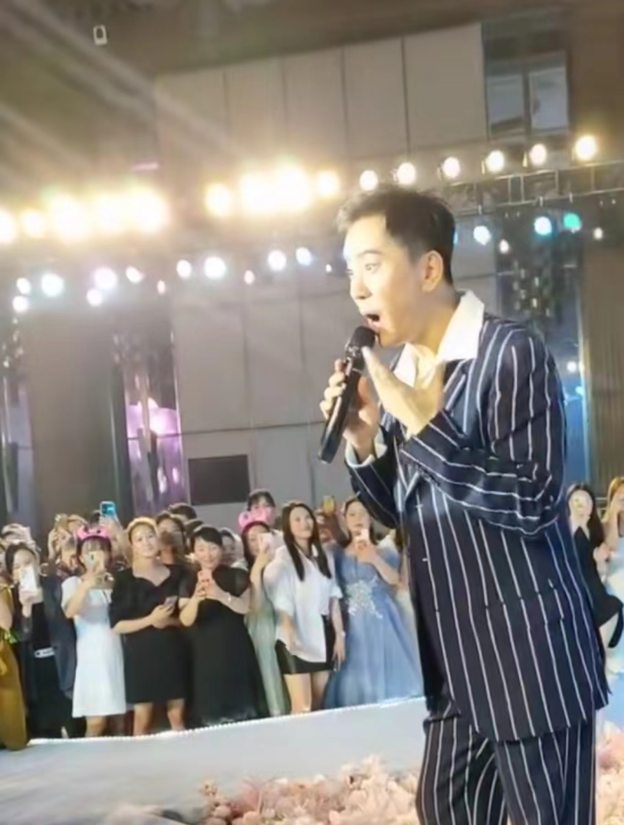 50岁的毛宁商演现场,53岁毛宁现身商演捞金