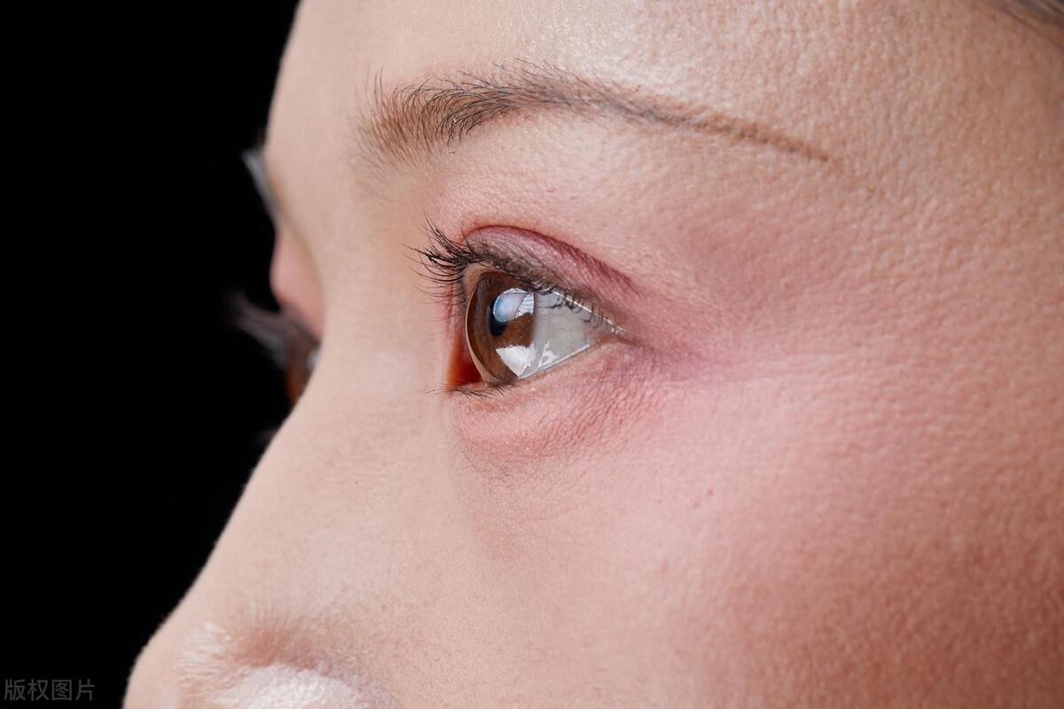 夏季爱出汗什么症状,夏天爱出汗的人说明什么