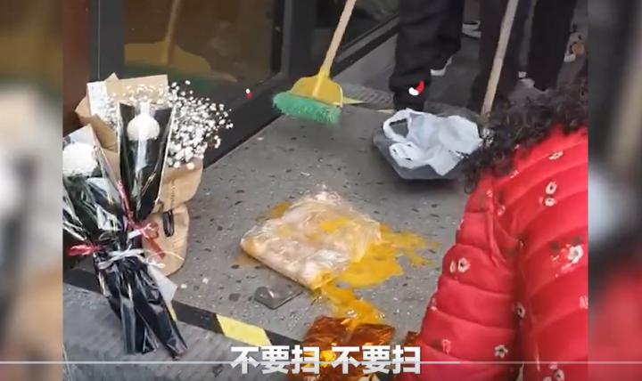 星巴克门口被甩鸡蛋,星巴克门口被扔臭鸡蛋