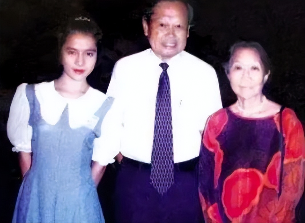 97岁杨振宁与43岁翁帆近照曝光,102岁杨振宁财产多少