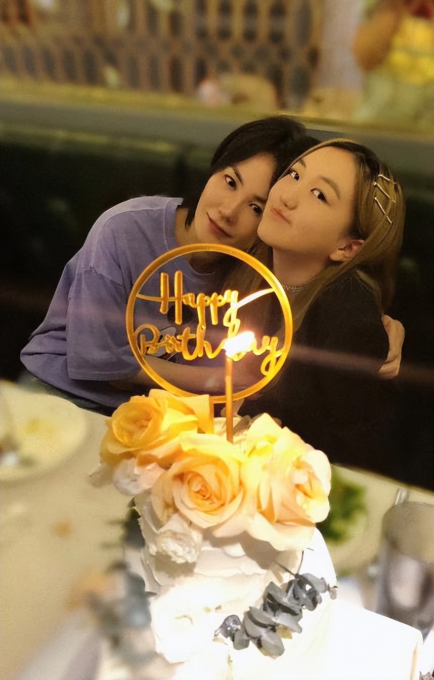 李嫣窦靖童消费,李嫣购物豪掷千金