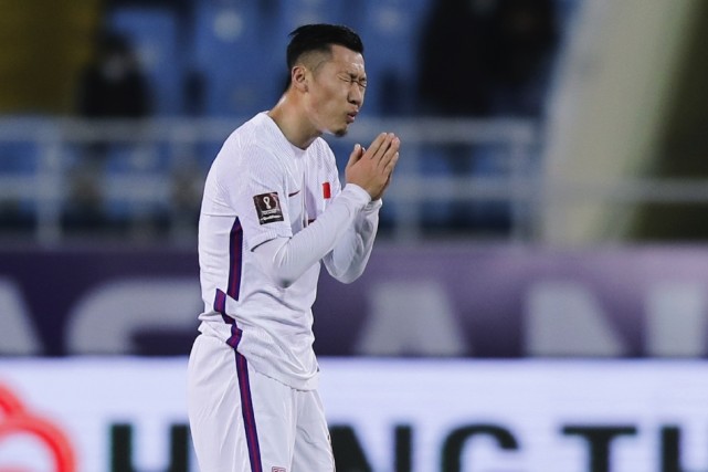 国足客场1比3不敌越南赛后谢场,国足被粉丝怒骂名场面