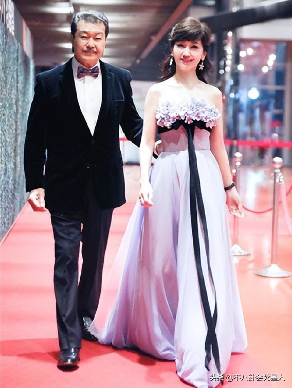 不同女明星走红毯的视频,不同时期的女明星走红毯