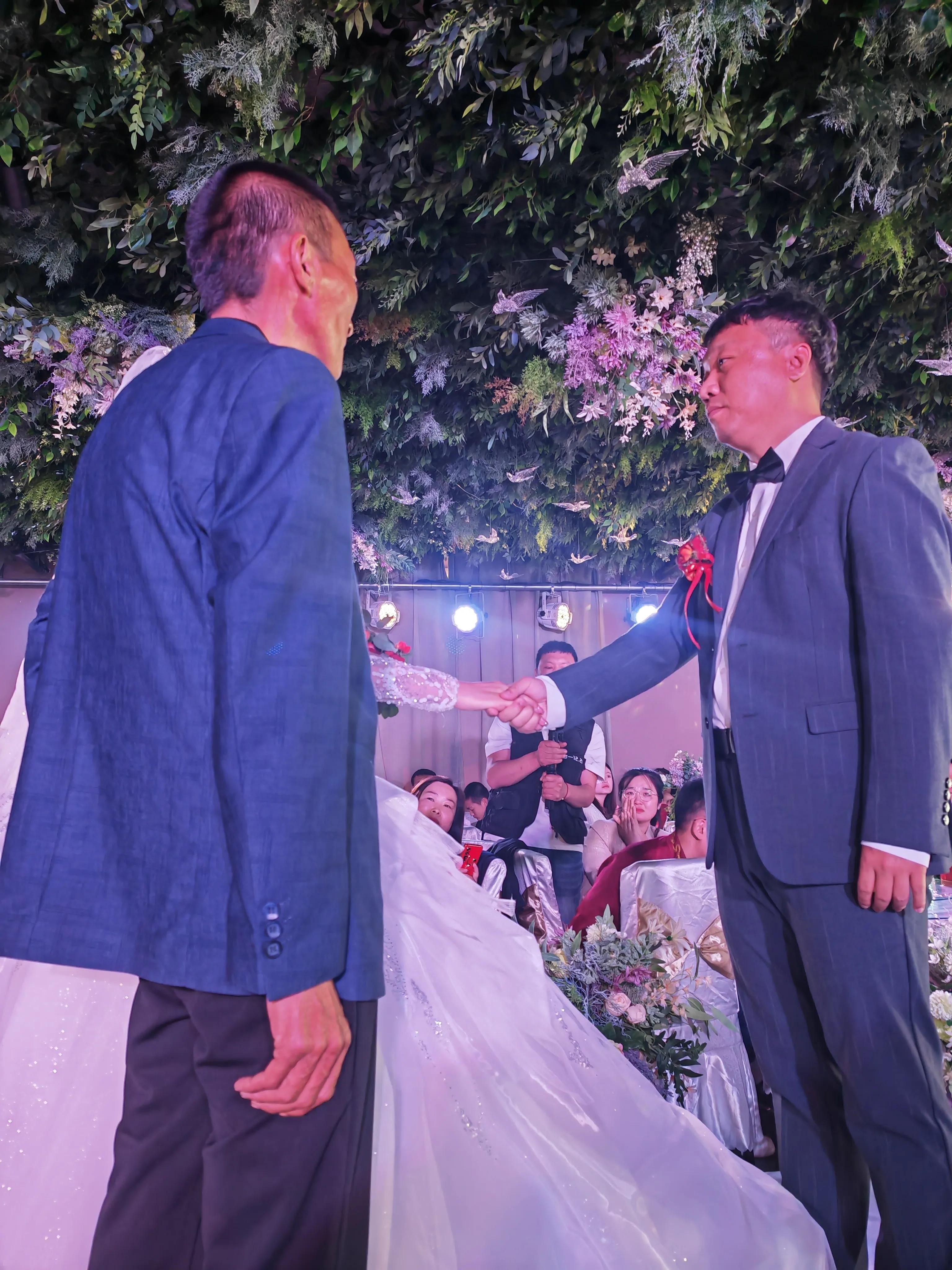 参加侄媳潘雪家的婚礼答谢宴