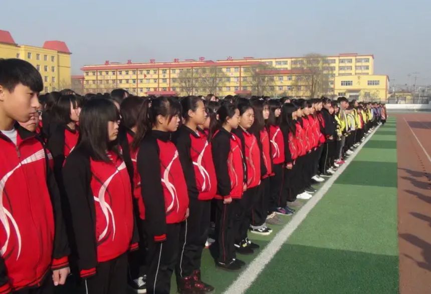 谁说一定要考高中读大学？17岁女孩不走寻常路，未来前途光明