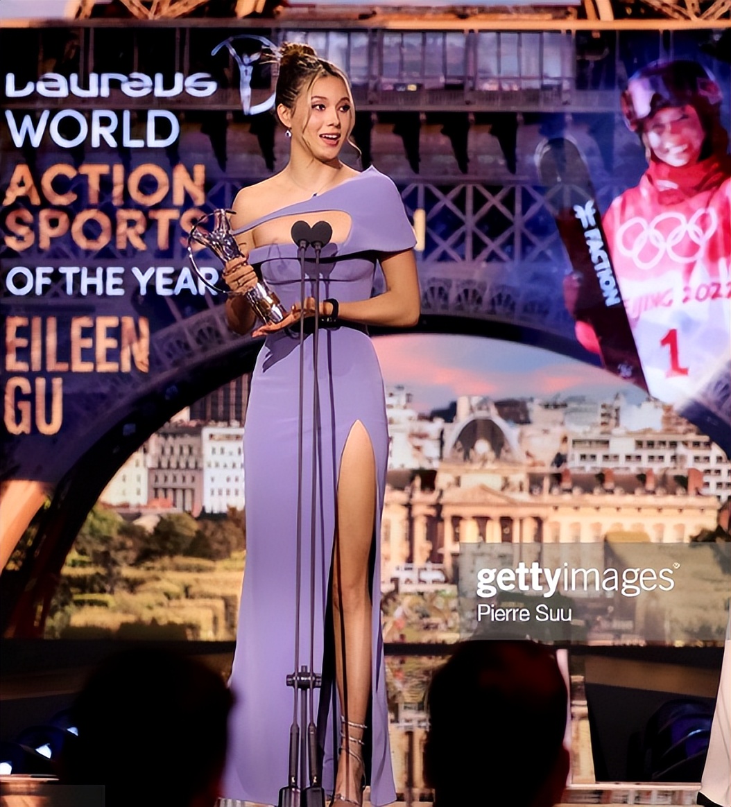 谷爱凌礼服穿错了原视频,谷爱凌登上颁奖台