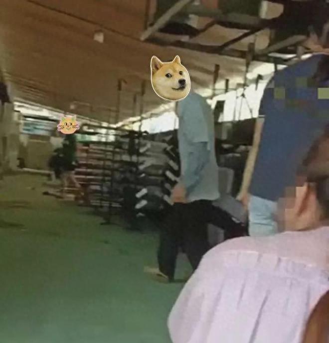 男子被工友嘲笑,被男同事多次摸头摸肩