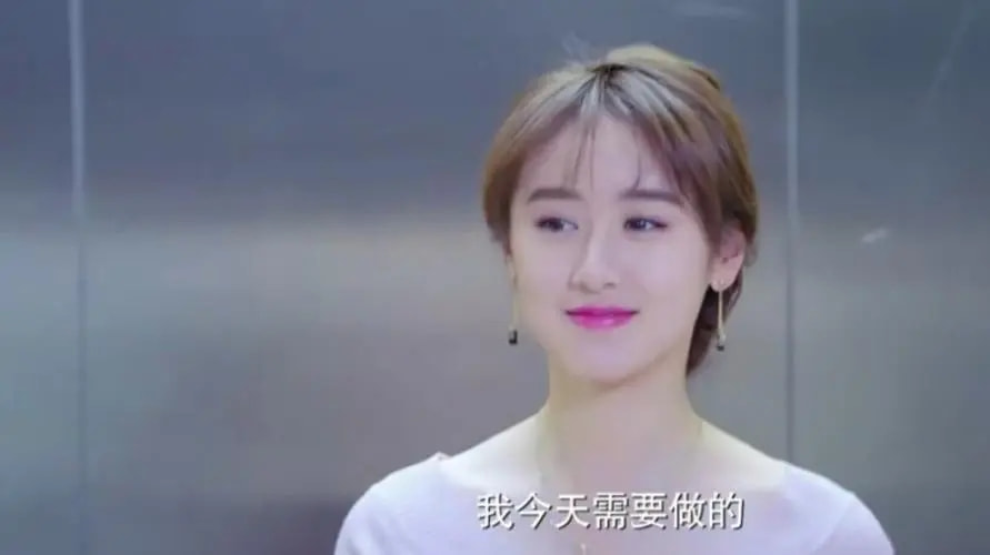 她被誉为神颜小花被李冰冰力捧,她曾被誉为娱乐圈校花