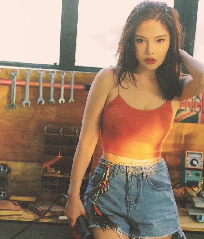 徐冬冬诠释运动风身穿红色运动裙,红色美女车模徐冬冬