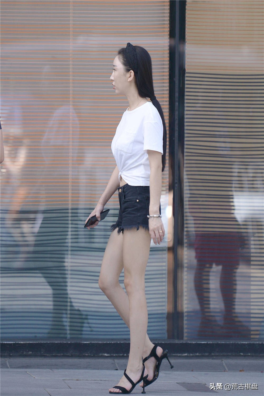 夏天适合牛仔短裤搭配的高跟鞋,夏季紧身牛仔裤配高跟鞋穿搭