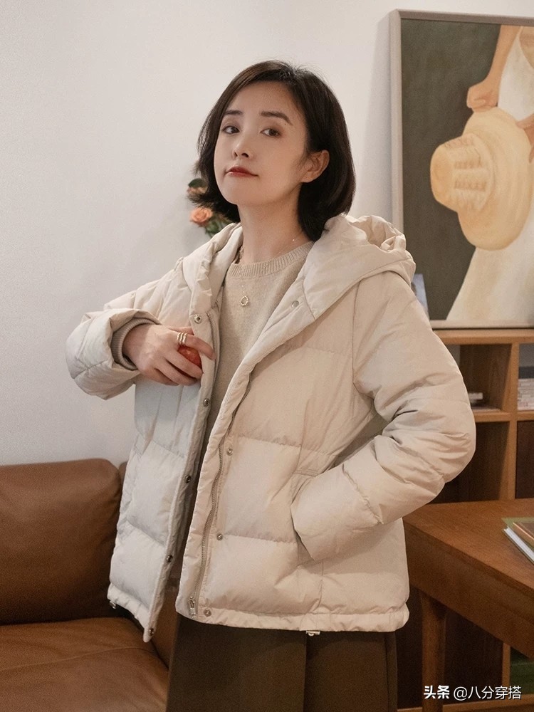 小个子短款羽绒服配什么裤子好看,小个子白色短款羽绒服