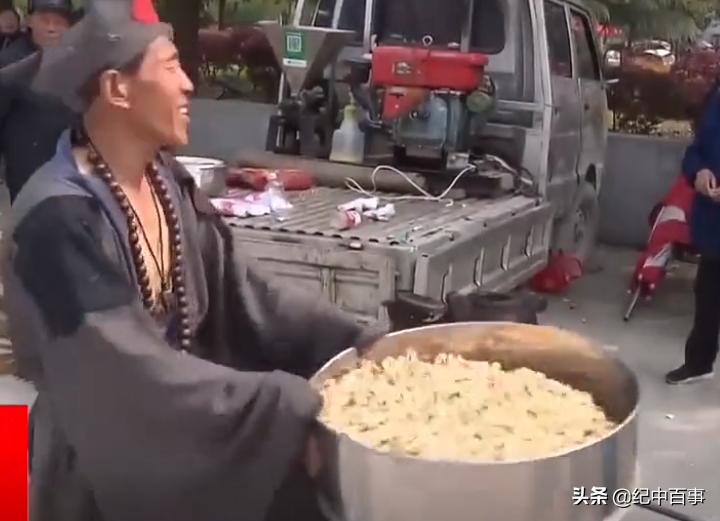 男子街头乞讨赚1000万,男子街头手擦烧红铁链卖药