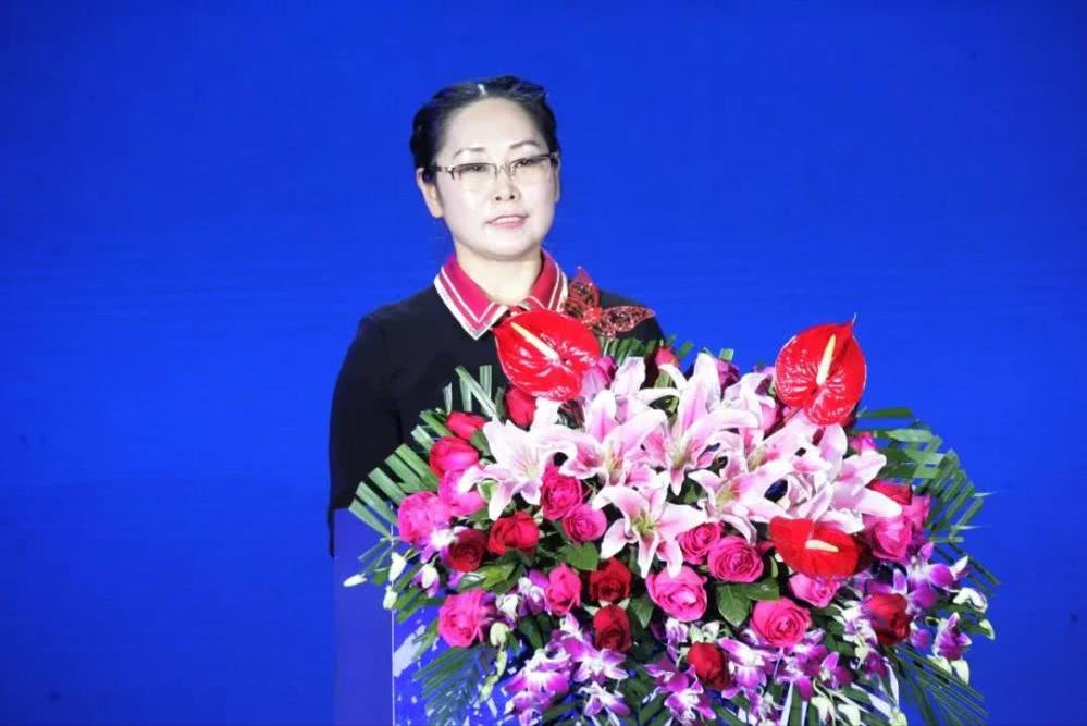 女富豪张荣华,天津首富女强人张荣华照片