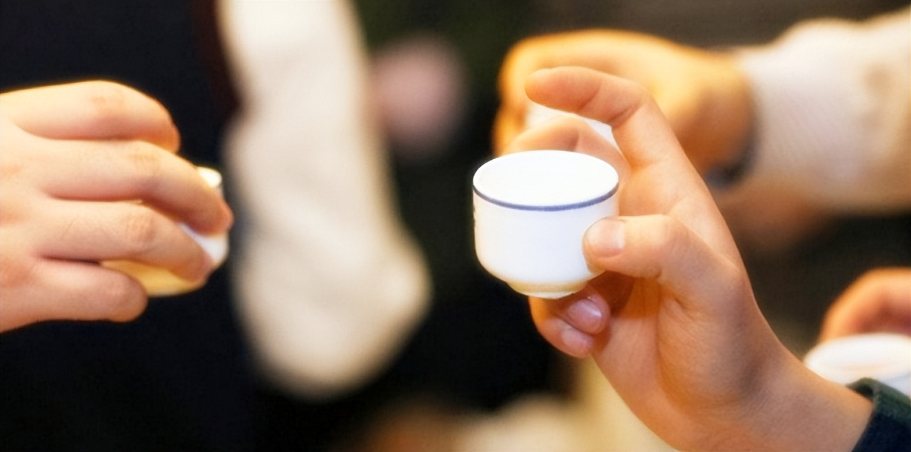 前一天喝了白酒第二天喝什么,白酒晚上喝多了第2天吃什么