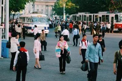 我在朝鲜办理国际手机卡，朝鲜姑娘约我逛街买衣服