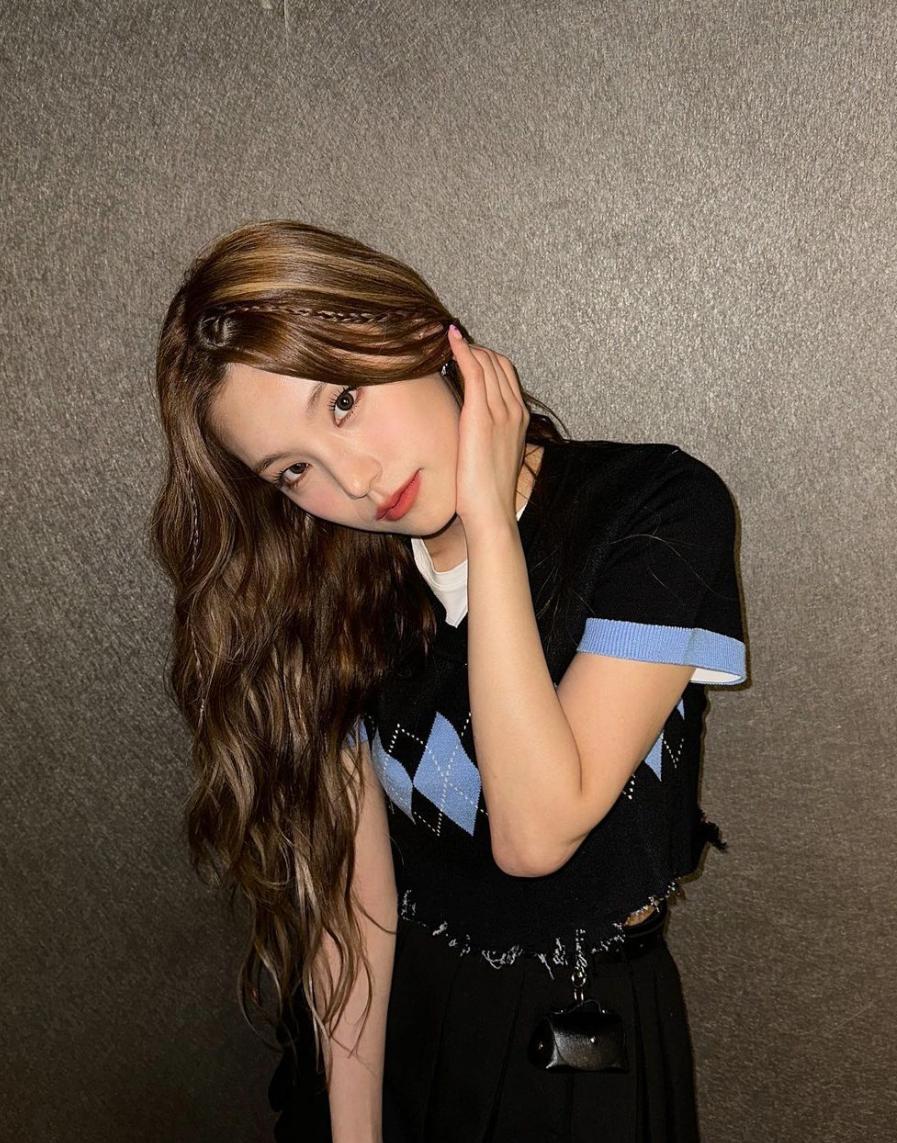 jennie最新编发,jennie同款彩带编发教程