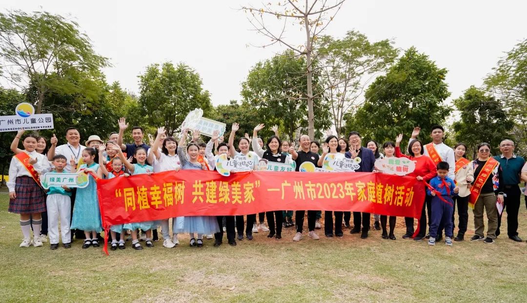 植树添绿增彩,为家园植树添绿增彩