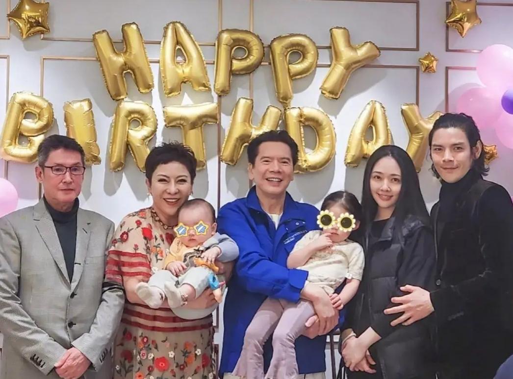 郭碧婷近照曝光巧遮掩孕肚,郭碧婷挺孕肚逛街甜蜜