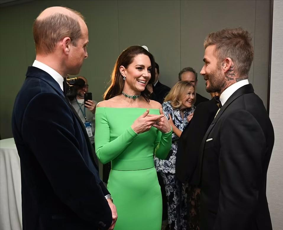 凯特罕见高调穿紫绿撞色显高贵,凯特黄裙露面照