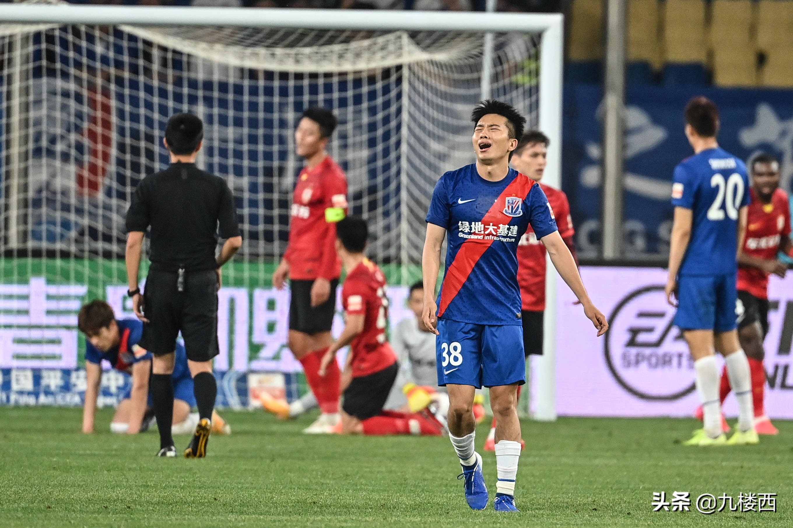 中国足球倒挂金钩后空翻,中国足球倒挂金钩被队友挡住