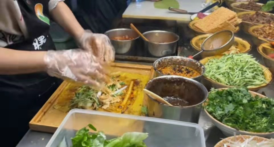 武汉90后小伙不开饭店卖煎饼,武汉90后小伙夜市卖煎饼