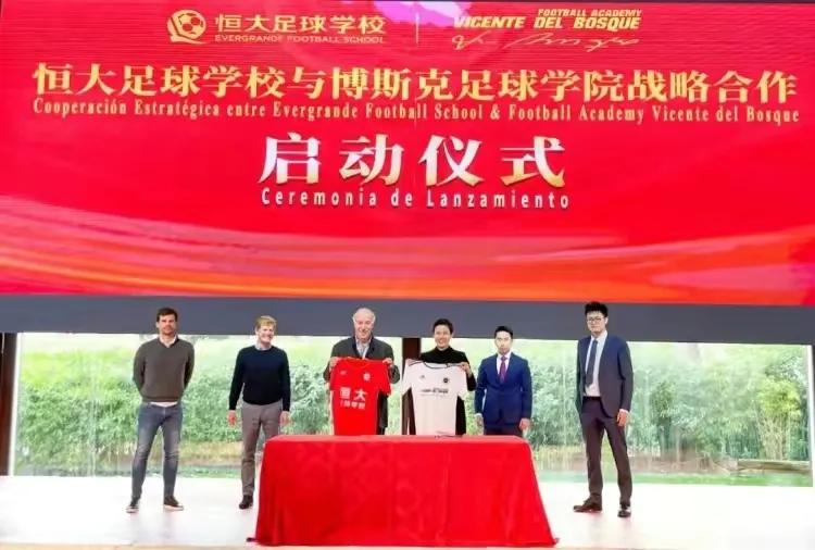 两个世界杯冠军教练执教恒大,恒大足球引援