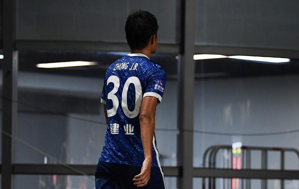 钟晋宝恶意犯规差点被*攻围**，幸亏王大雷及时出头，为他化解危机