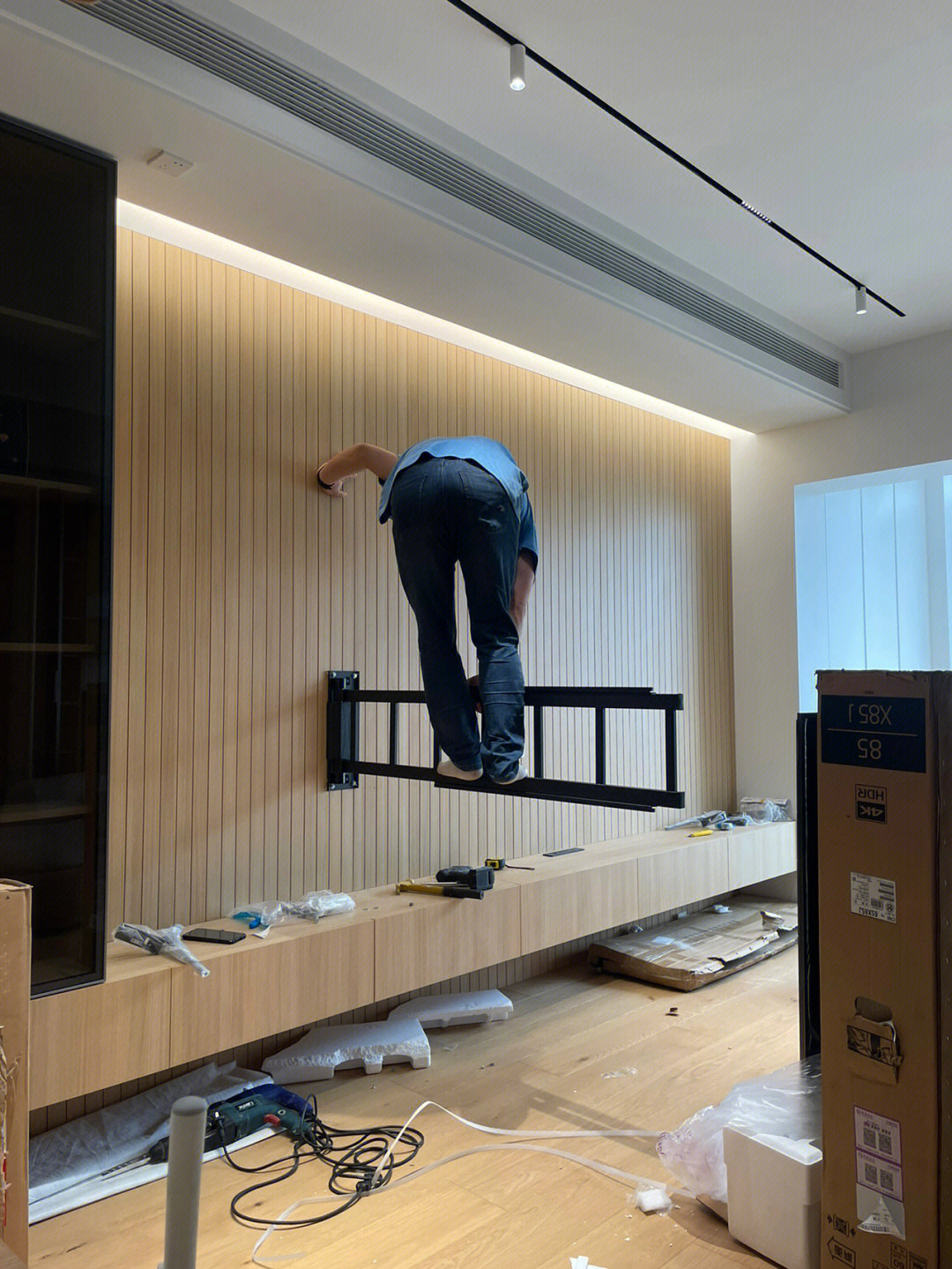 海信4k100寸激光电视多少钱,100寸激光电视和液晶电视哪个好