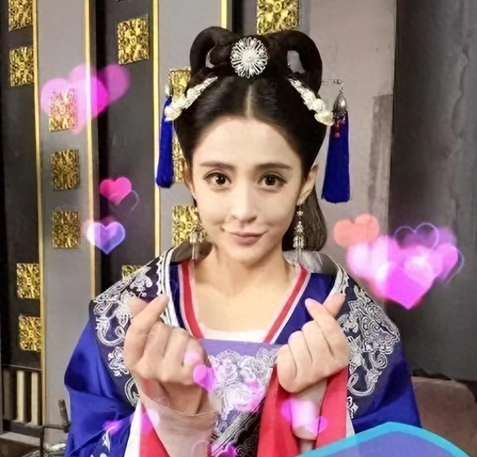 “小丑手”太减分了，这8位女星个个貌美如花，却被手拖后腿